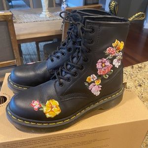 1460 Vonda II floral Doc Martens - size US 7
